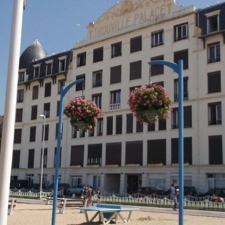 Paradis Les Pieds Sur Le Sable Trouville Palace Exterior photo